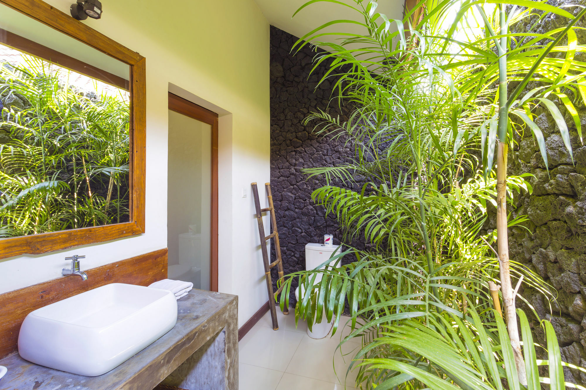 Big Brother Surf Inn Canggu  Luaran gambar