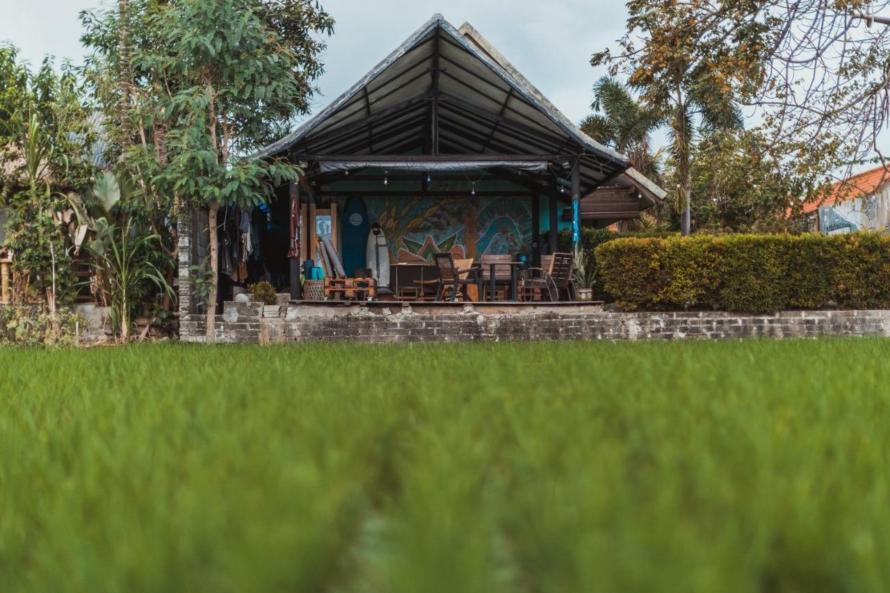 Big Brother Surf Inn Canggu  Luaran gambar
